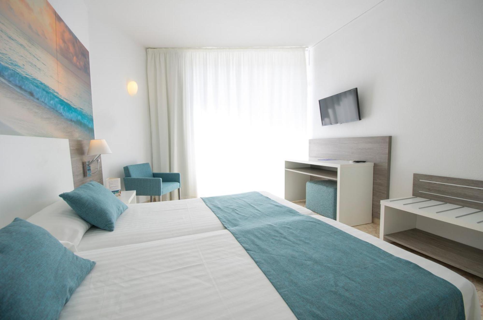 Azuline Hoteles Mar Amantis & II San Antonio  Ruang foto