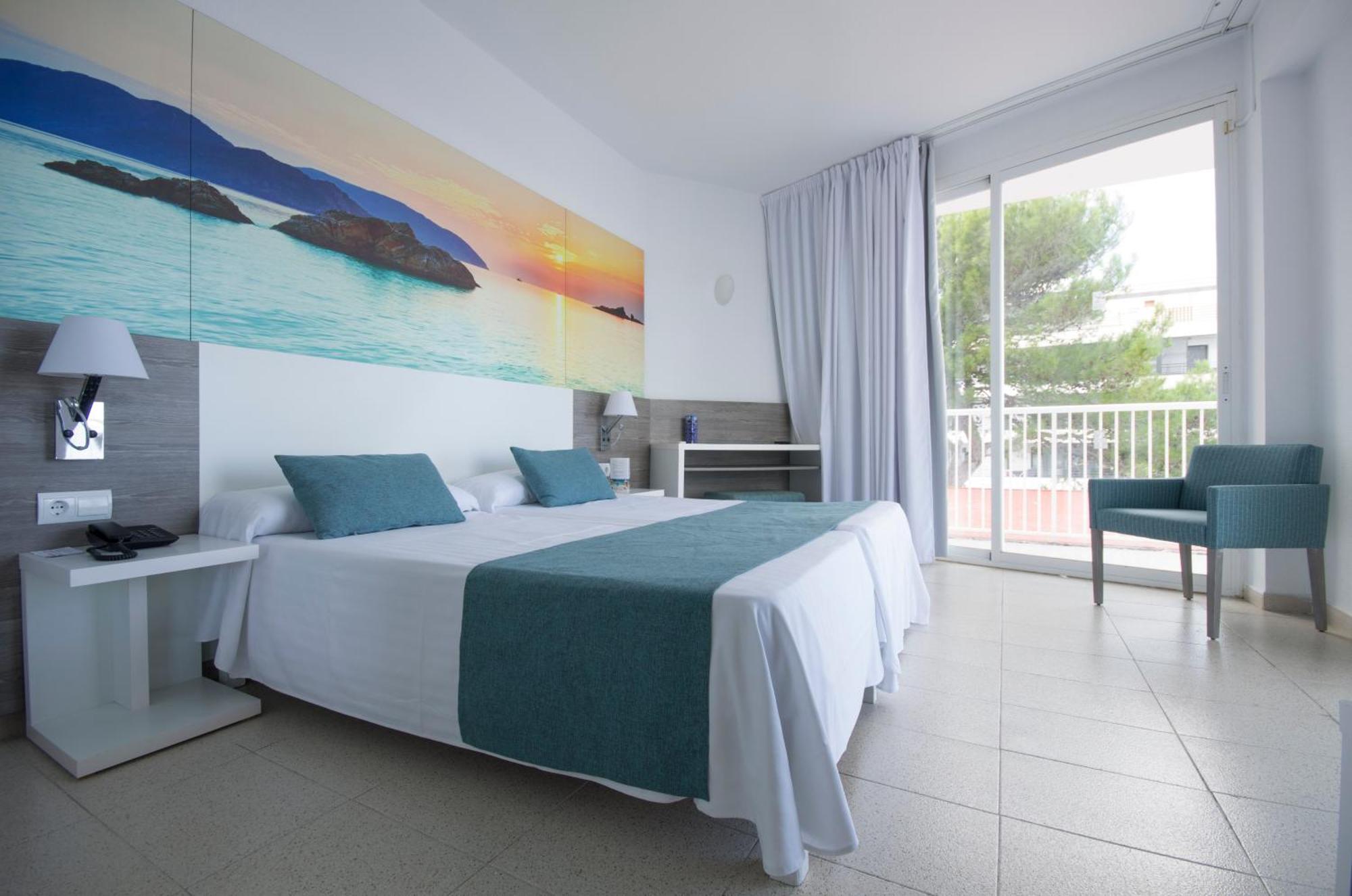 Azuline Hoteles Mar Amantis & II San Antonio  Ruang foto